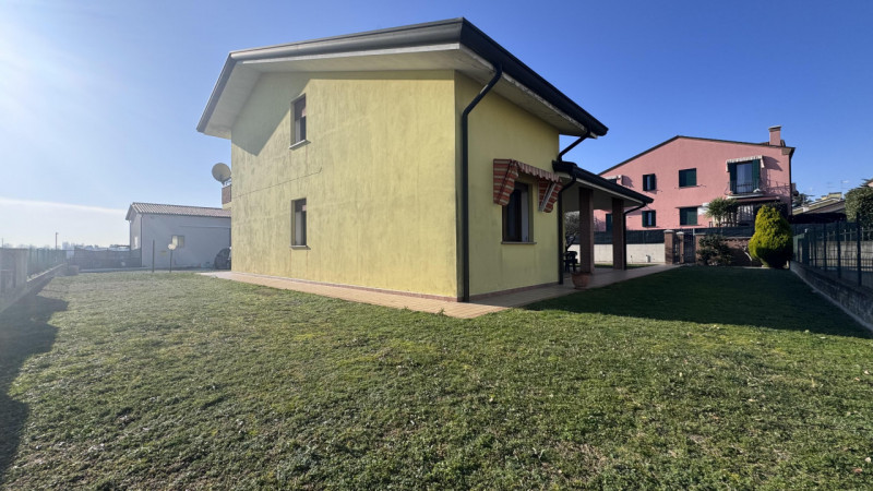 In un quartiere residenziale tranquillo e sicuro, comodo a scuole, servizi e collegamenti, ti asp...