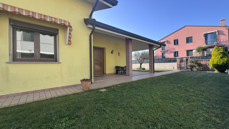 In un quartiere residenziale tranquillo e sicuro, comodo a scuole, servizi e collegamenti, ti asp...