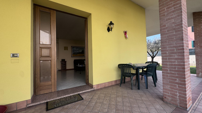 In un quartiere residenziale tranquillo e sicuro, comodo a scuole, servizi e collegamenti, ti asp...