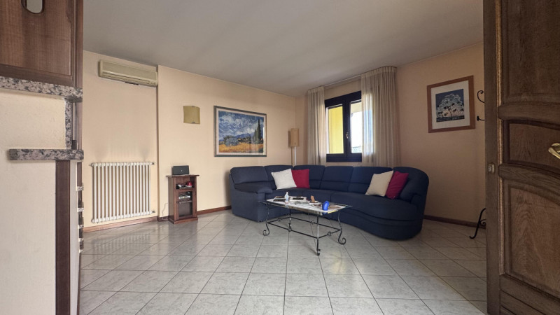 In un quartiere residenziale tranquillo e sicuro, comodo a scuole, servizi e collegamenti, ti asp...