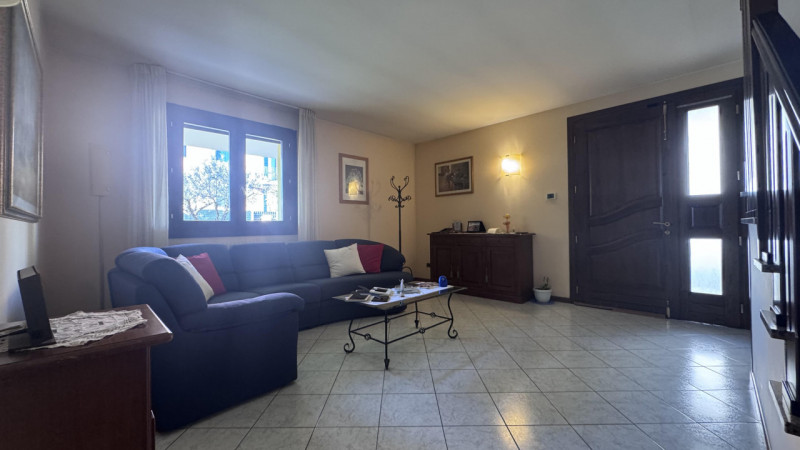 In un quartiere residenziale tranquillo e sicuro, comodo a scuole, servizi e collegamenti, ti asp...