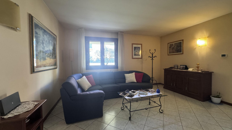 In un quartiere residenziale tranquillo e sicuro, comodo a scuole, servizi e collegamenti, ti asp...