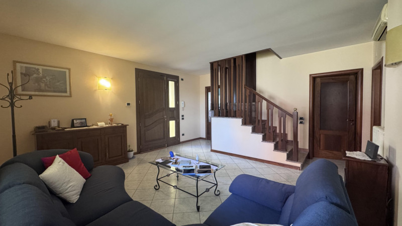 In un quartiere residenziale tranquillo e sicuro, comodo a scuole, servizi e collegamenti, ti asp...