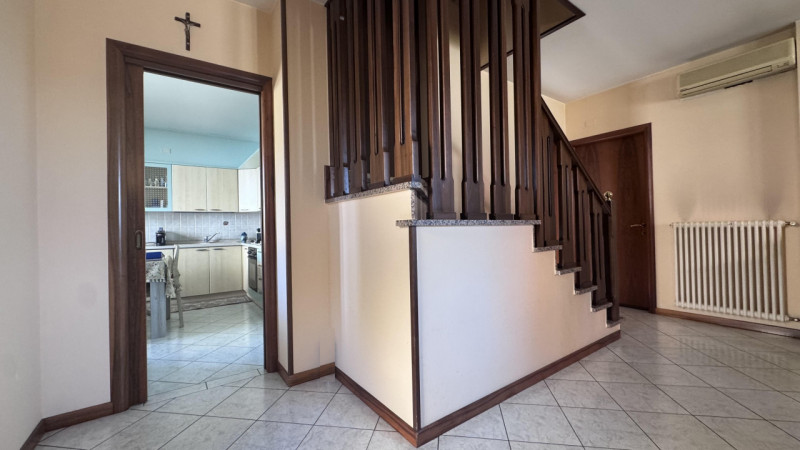 In un quartiere residenziale tranquillo e sicuro, comodo a scuole, servizi e collegamenti, ti asp...