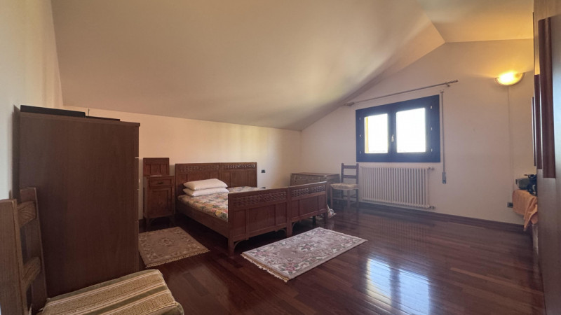 In un quartiere residenziale tranquillo e sicuro, comodo a scuole, servizi e collegamenti, ti asp...