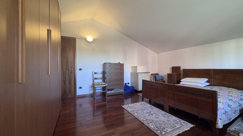 In un quartiere residenziale tranquillo e sicuro, comodo a scuole, servizi e collegamenti, ti asp...