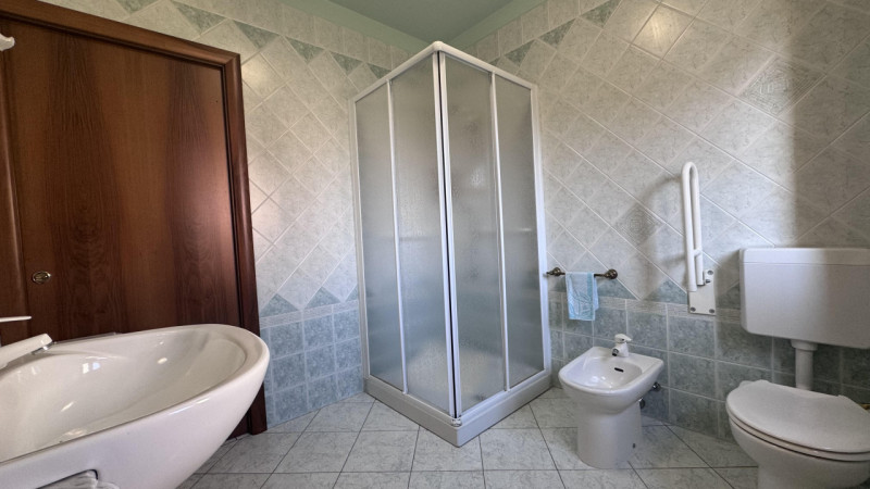 In un quartiere residenziale tranquillo e sicuro, comodo a scuole, servizi e collegamenti, ti asp...