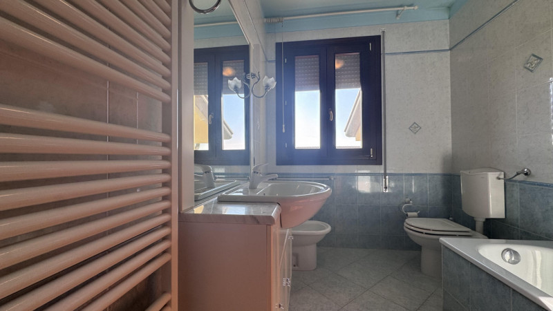 In un quartiere residenziale tranquillo e sicuro, comodo a scuole, servizi e collegamenti, ti asp...