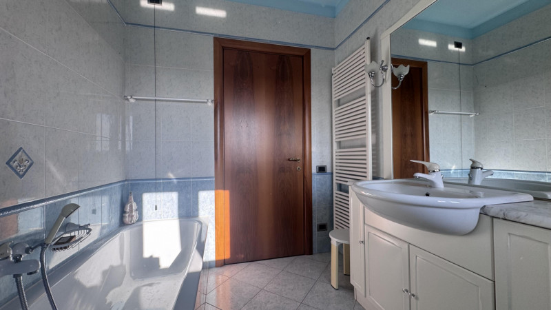 In un quartiere residenziale tranquillo e sicuro, comodo a scuole, servizi e collegamenti, ti asp...