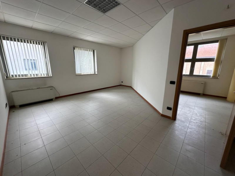 Este, in posizione comoda al centro cittadino, proponiamo in vendita spazioso ufficio ad uso dire...