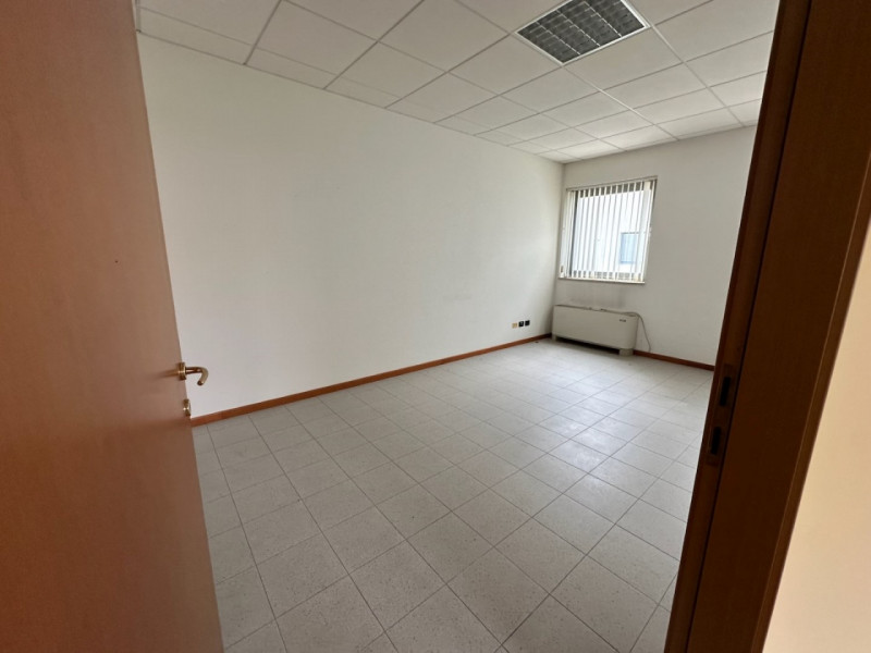 Este, in posizione comoda al centro cittadino, proponiamo in vendita spazioso ufficio ad uso dire...