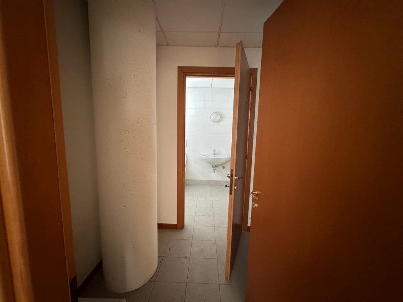 Este, in posizione comoda al centro cittadino, proponiamo in vendita spazioso ufficio ad uso dire...