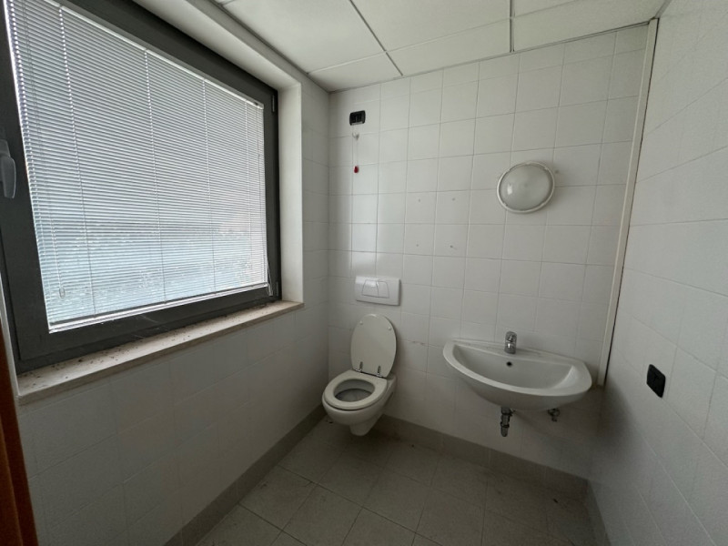 Este, in posizione comoda al centro cittadino, proponiamo in vendita spazioso ufficio ad uso dire...