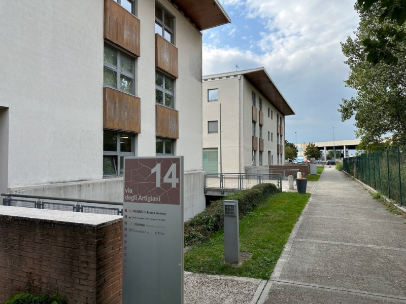 Este, in posizione comoda al centro cittadino, proponiamo in vendita spazioso ufficio ad uso dire...