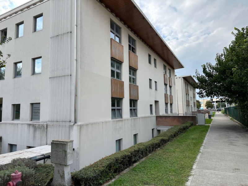 Este, in posizione comoda al centro cittadino, proponiamo in vendita spazioso ufficio ad uso dire...