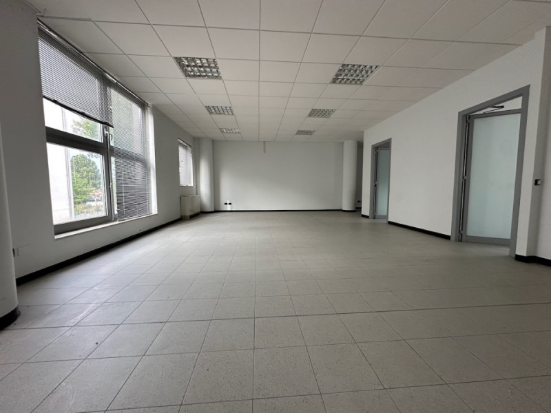 Ad Este, nelle immediate vicinanze del centro cittadino, proponiamo in vendita ampio ufficio ad u...