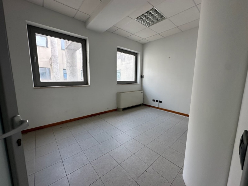 Ad Este, nelle immediate vicinanze del centro cittadino, proponiamo in vendita ampio ufficio ad u...
