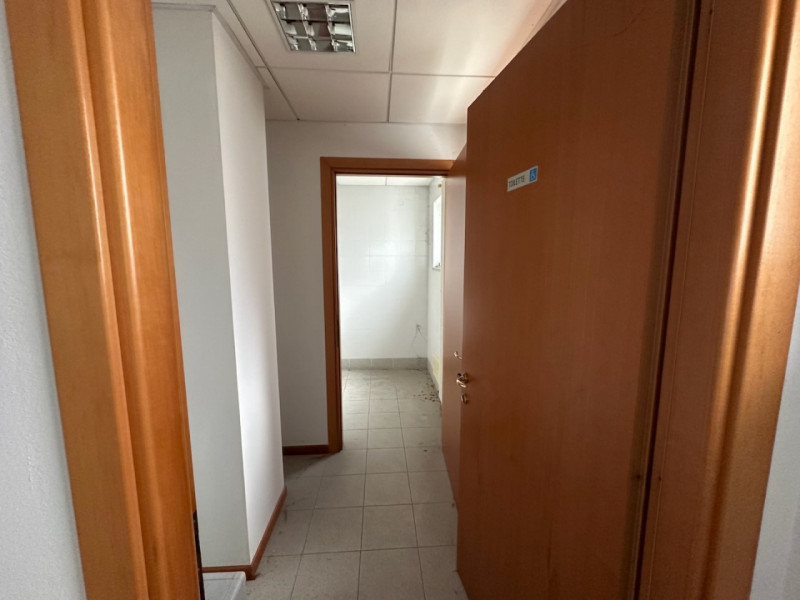 Ad Este, nelle immediate vicinanze del centro cittadino, proponiamo in vendita ampio ufficio ad u...