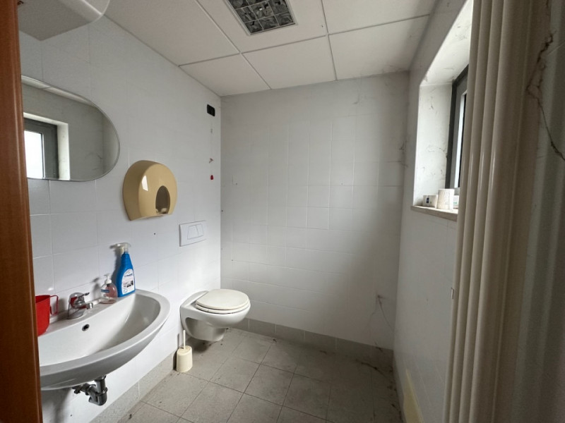 Ad Este, nelle immediate vicinanze del centro cittadino, proponiamo in vendita ampio ufficio ad u...