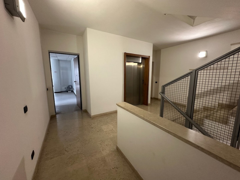 Ad Este, nelle immediate vicinanze del centro cittadino, proponiamo in vendita ampio ufficio ad u...