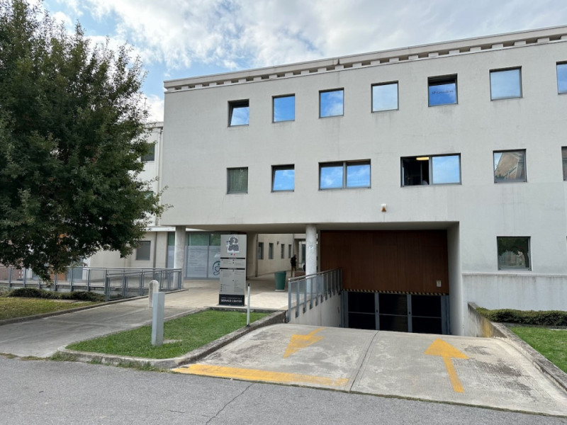 Ad Este, nelle immediate vicinanze del centro cittadino, proponiamo in vendita ampio ufficio ad u...