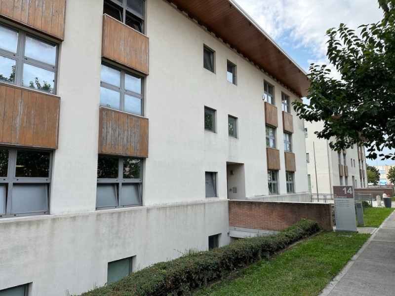 Ad Este, nelle immediate vicinanze del centro cittadino, proponiamo in vendita ampio ufficio ad u...