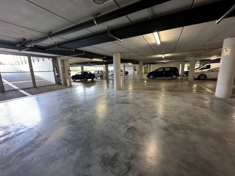 Ad Este, nelle immediate vicinanze del centro cittadino, proponiamo in vendita ampio ufficio ad u...