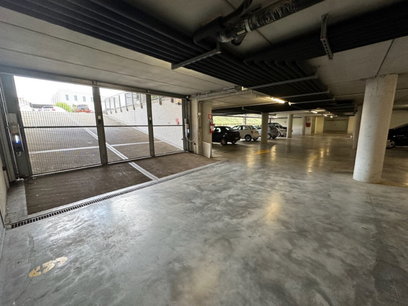 Ad Este, nelle immediate vicinanze del centro cittadino, proponiamo in vendita ampio ufficio ad u...