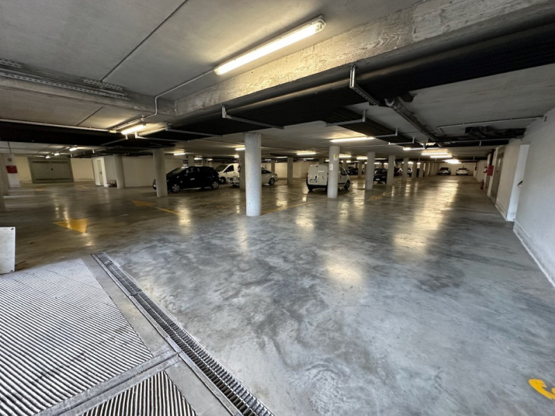 Ad Este, nelle immediate vicinanze del centro cittadino, proponiamo in vendita ampio ufficio ad u...