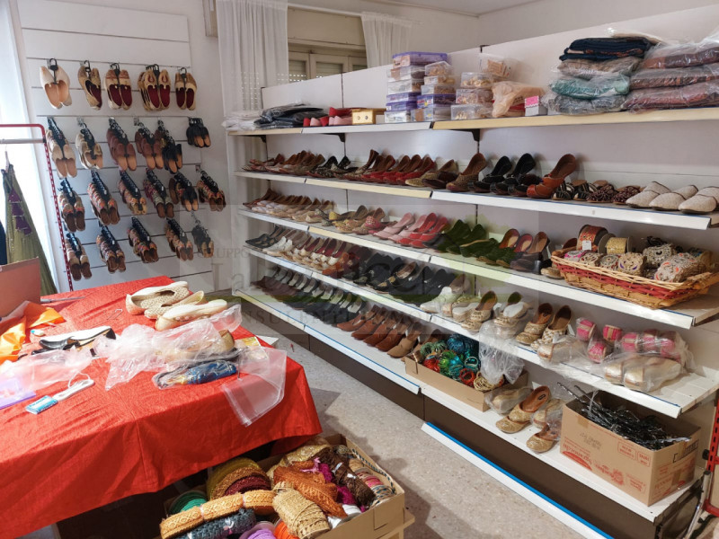 Ampio Negozio in Affitto a Castel Goffredo - Opportunità Unica! - https://images.gestionaleimmobiliare.it/foto/annunci/241010/4190211/800x800/008__photo-2024-10-10-13-35-22_wmk_0.jpg 