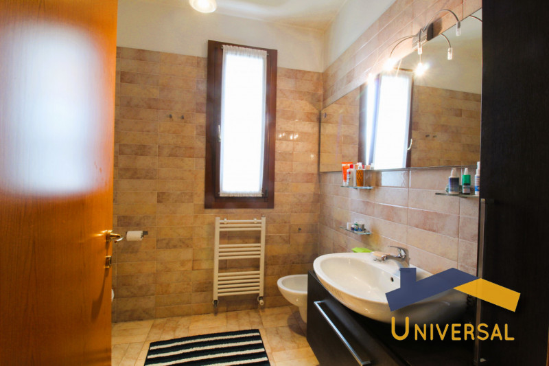 CAMPOSAMPIERO – RUSTEGA – All’ interno di tranquillo quartiere residenziale, che assicura tranqui...