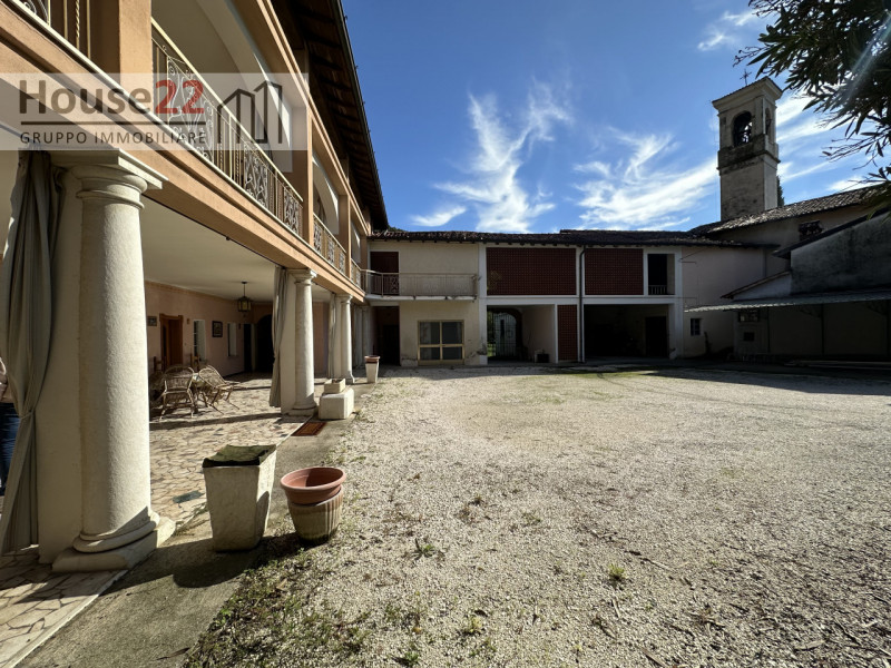 NAVE (Brescia). In zona tranquilla ai piedi dei monti vendesi INTERO CASALE di Mq 1500 da rimoder...