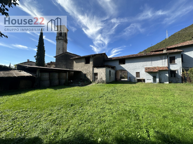 NAVE (Brescia). In zona tranquilla ai piedi dei monti vendesi INTERO CASALE di Mq 1500 da rimoder...