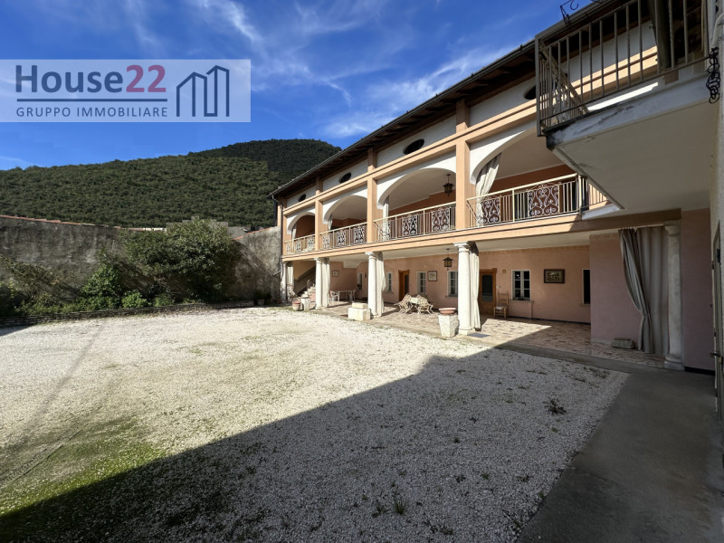 NAVE (Brescia). In zona tranquilla ai piedi dei monti vendesi INTERO CASALE di Mq 1500 da rimoder...