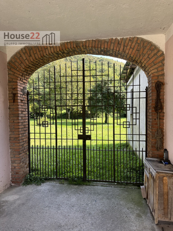 NAVE (Brescia). In zona tranquilla ai piedi dei monti vendesi INTERO CASALE di Mq 1500 da rimoder...