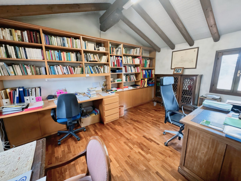 (Per INFO Sara 351 9614491) A Treviso, in zona Selvana, proponiamo esclusiva villa di testa, sudd...