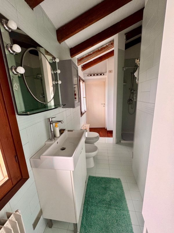 (Per INFO Sara 351 9614491) A Treviso, in zona Selvana, proponiamo esclusiva villa di testa, sudd...