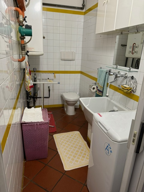 (Per INFO Sara 351 9614491) A Treviso, in zona Selvana, proponiamo esclusiva villa di testa, sudd...