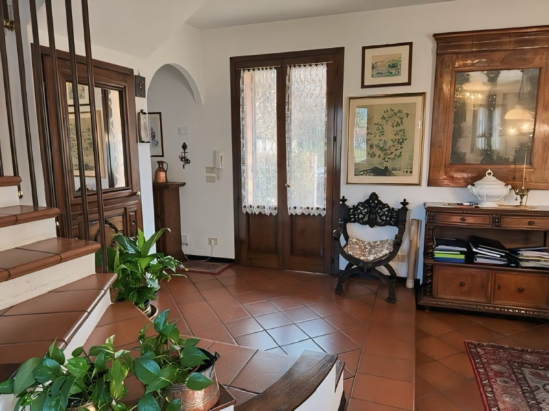 (Per INFO Sara 351 9614491) A Treviso, in zona Selvana, proponiamo esclusiva villa di testa, sudd...