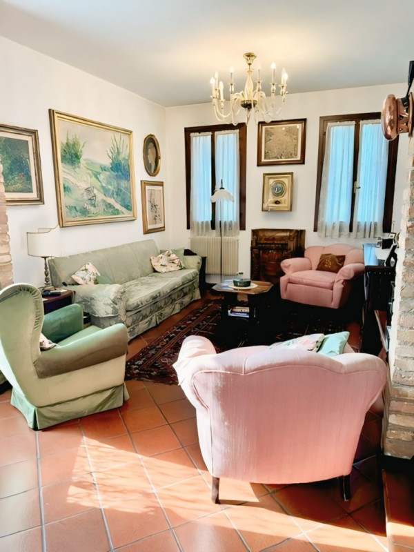 (Per INFO Sara 351 9614491) A Treviso, in zona Selvana, proponiamo esclusiva villa di testa, sudd...