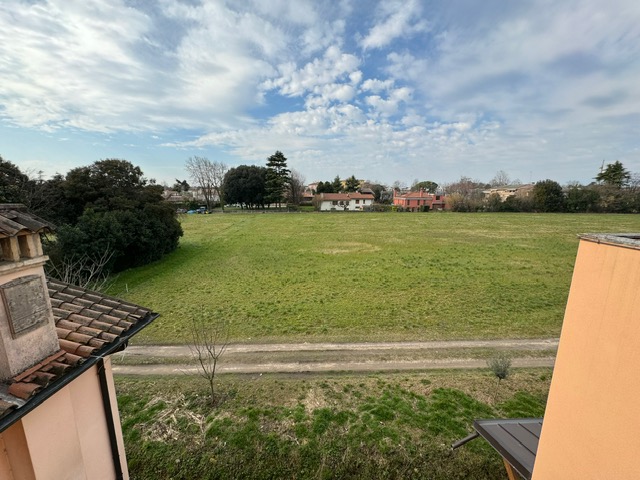 (Per INFO Sara 351 9614491) A Treviso, in zona Selvana, proponiamo esclusiva villa di testa, sudd...