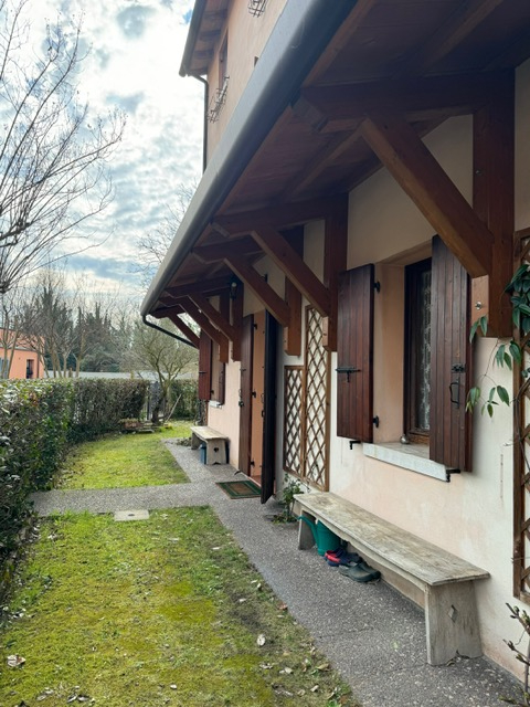 (Per INFO Sara 351 9614491) A Treviso, in zona Selvana, proponiamo esclusiva villa di testa, sudd...