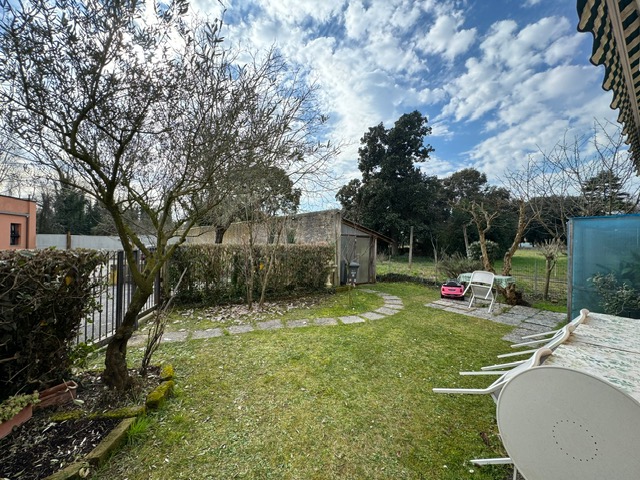 (Per INFO Sara 351 9614491) A Treviso, in zona Selvana, proponiamo esclusiva villa di testa, sudd...