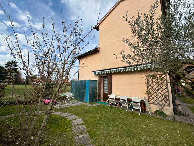 (Per INFO Sara 351 9614491) A Treviso, in zona Selvana, proponiamo esclusiva villa di testa, sudd...