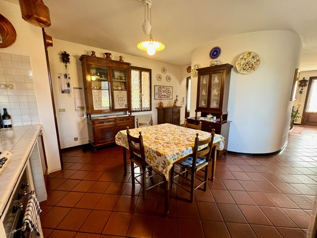 (Per INFO Sara 351 9614491) A Treviso, in zona Selvana, proponiamo esclusiva villa di testa, sudd...