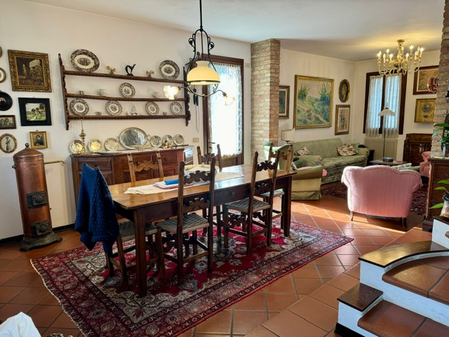 (Per INFO Sara 351 9614491) A Treviso, in zona Selvana, proponiamo esclusiva villa di testa, sudd...