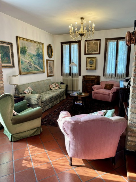 (Per INFO Sara 351 9614491) A Treviso, in zona Selvana, proponiamo esclusiva villa di testa, sudd...