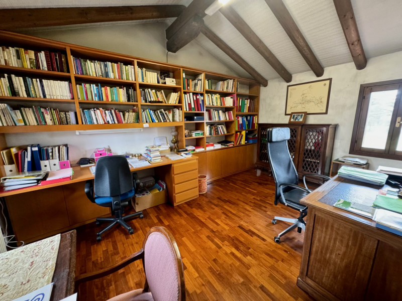 (Per INFO Sara 351 9614491) A Treviso, in zona Selvana, proponiamo esclusiva villa di testa, sudd...