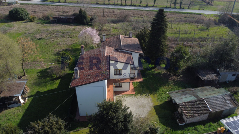 Proponiamo casa singola terratetto in vendita a Dosson di Casier, codice SV3.
Con una superficie ...