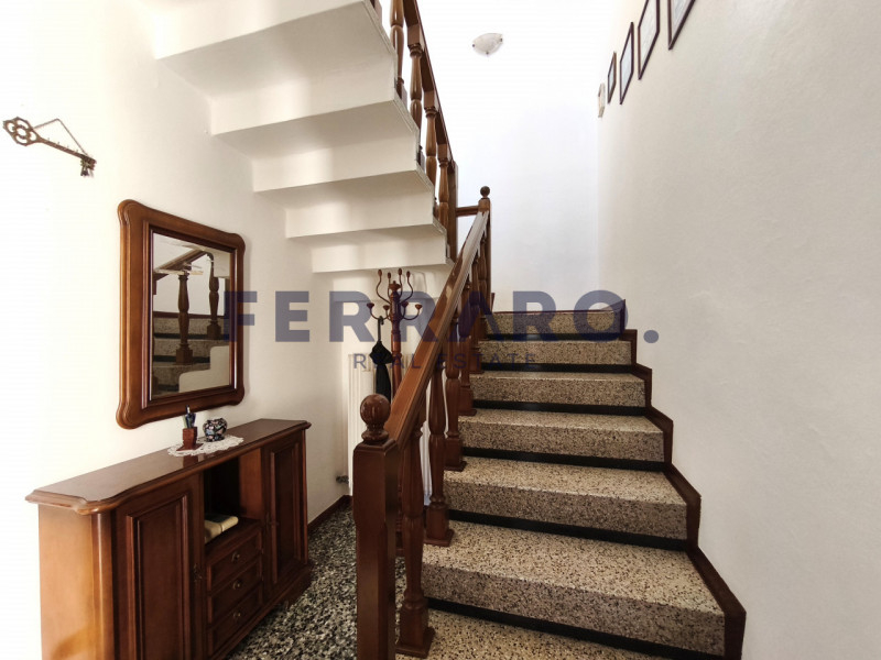 Proponiamo casa singola terratetto in vendita a Dosson di Casier, codice SV3.
Con una superficie ...